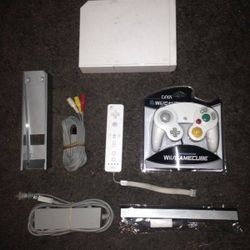 NINTENDO WII with 30 POPULAR WII and GAMECUBE GAMES + 2500 RETRO GAMES