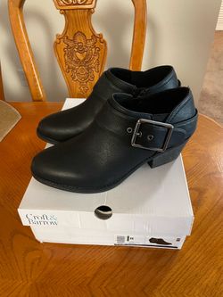 Women size 8 ankle  booths .
