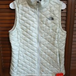 North Face White Size Medium Thermoball  Vest New