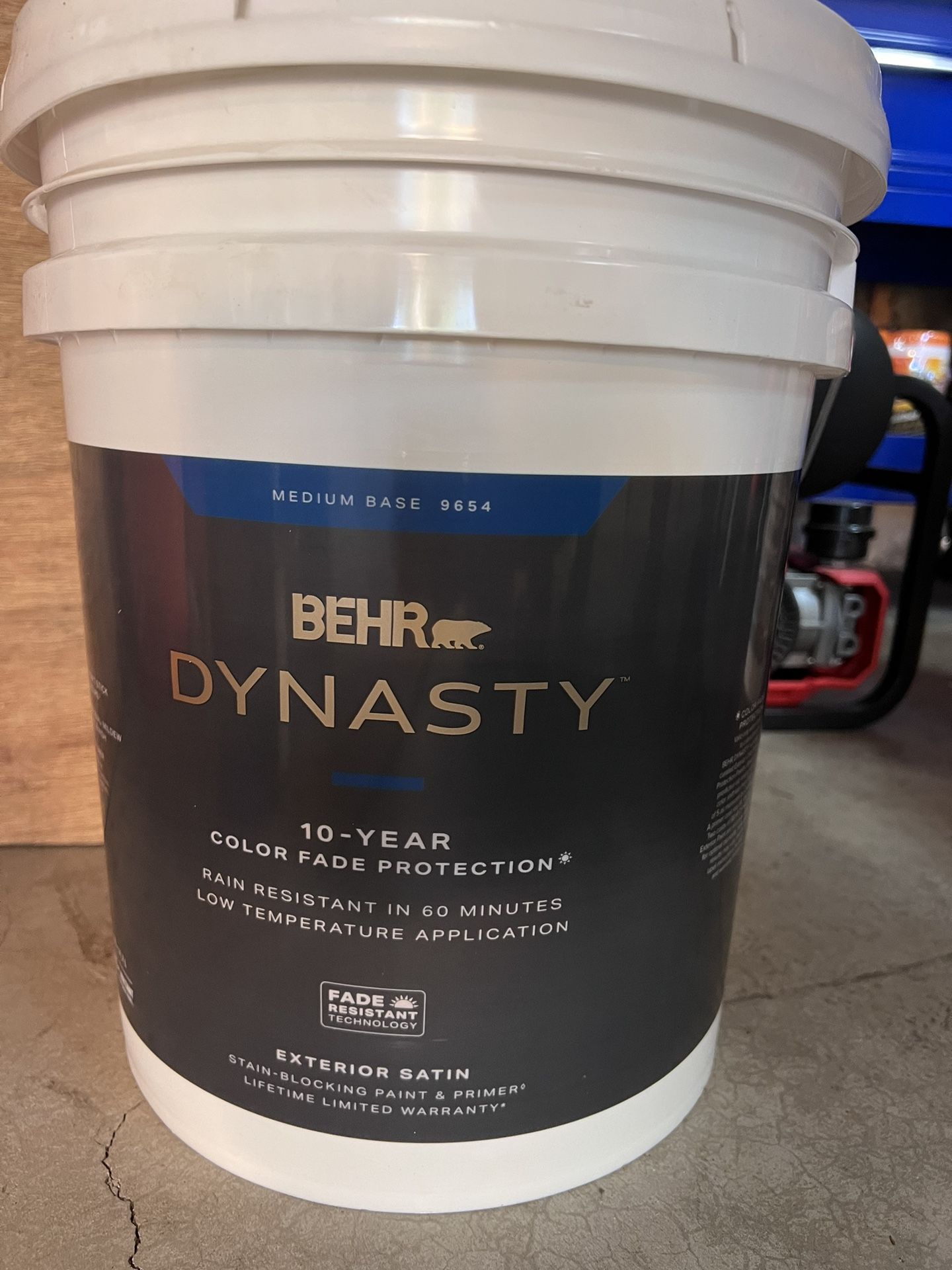 Behr Dynasty Satın Exterior Paint Legendary Gray