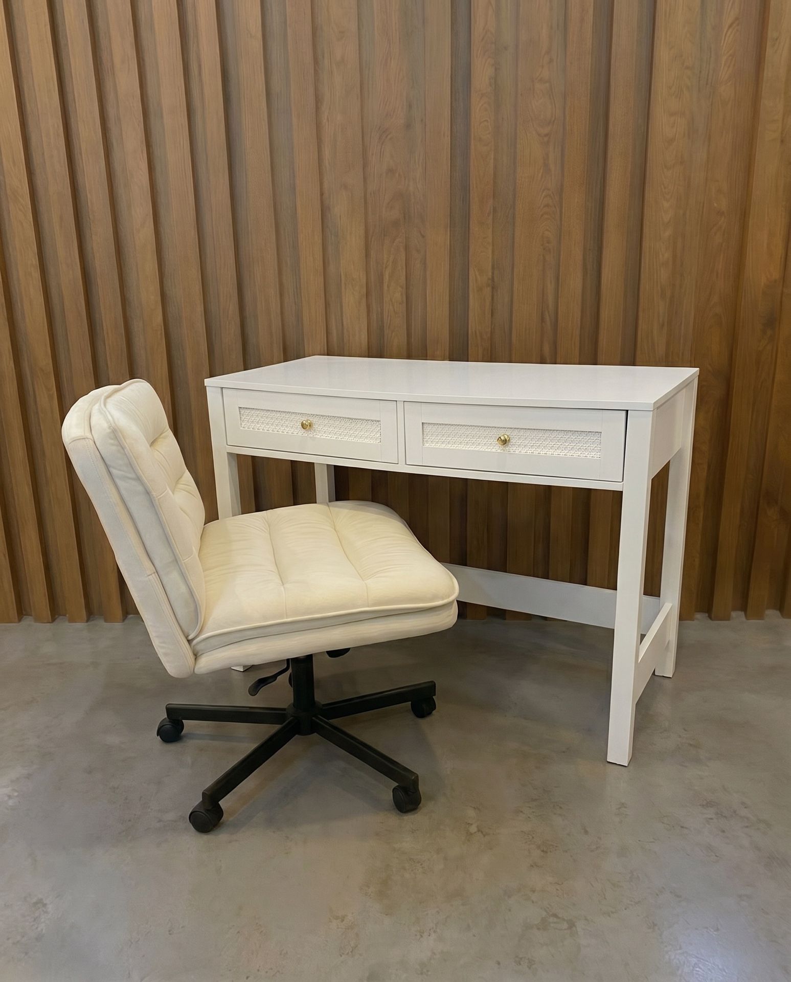 Elegant White Desk + Swivel Chair – Modern Minimal Setup