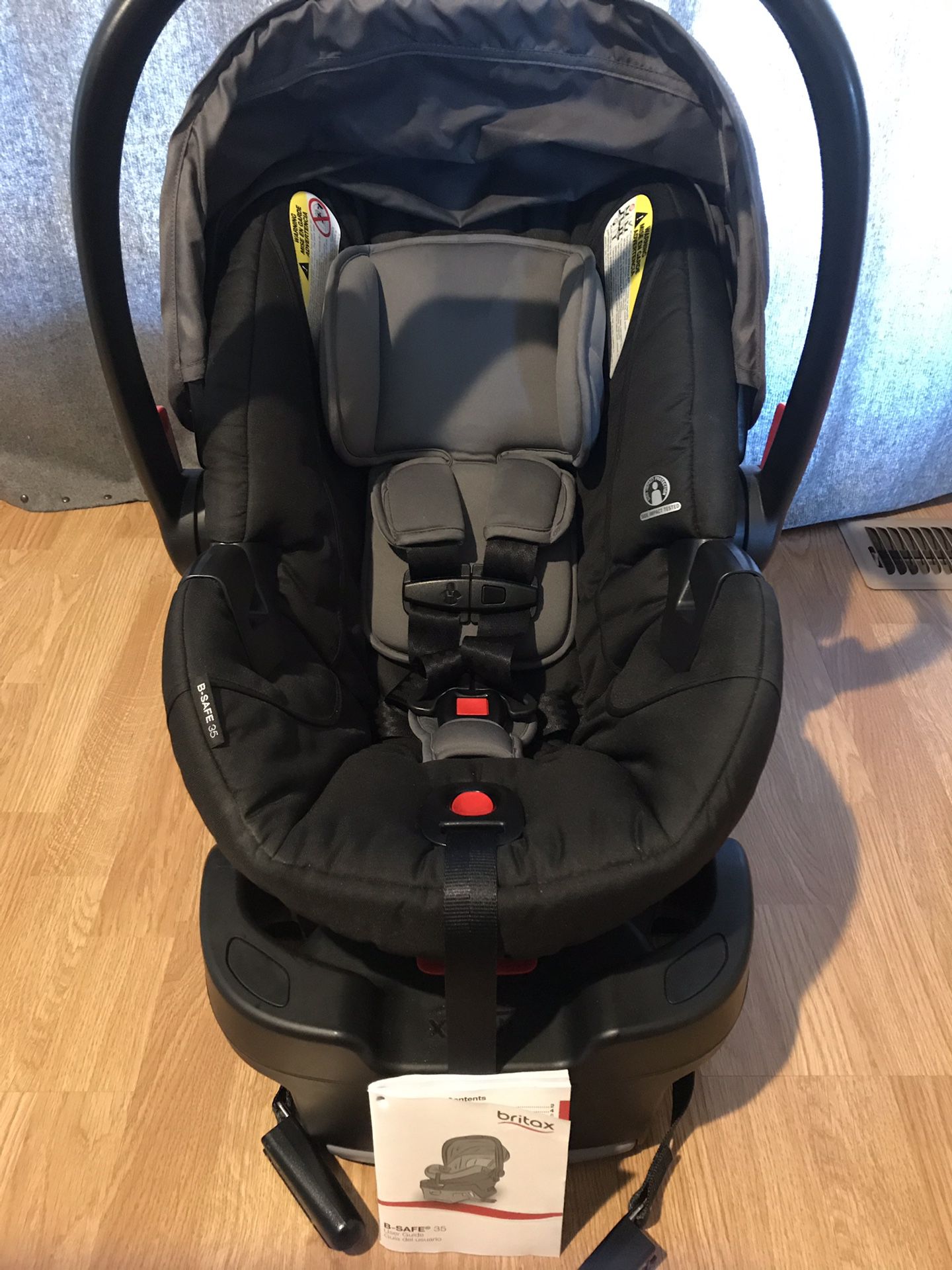 BRITAX B-SAFE 35 Infant Car Seat-practically NEW!