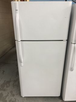 White 18 Cubic Foot Refrigerator