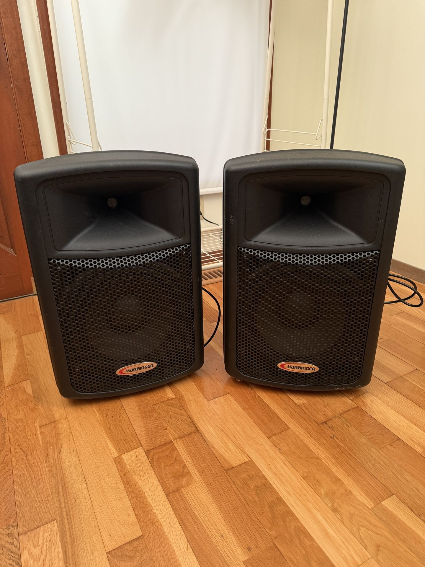 Harbinger APS12 Active Powered Speaker & 802-VLZ3 Mixer