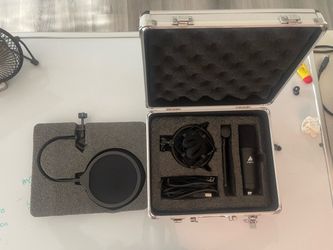 Wired Microphone, Condenser, & Carrying Case