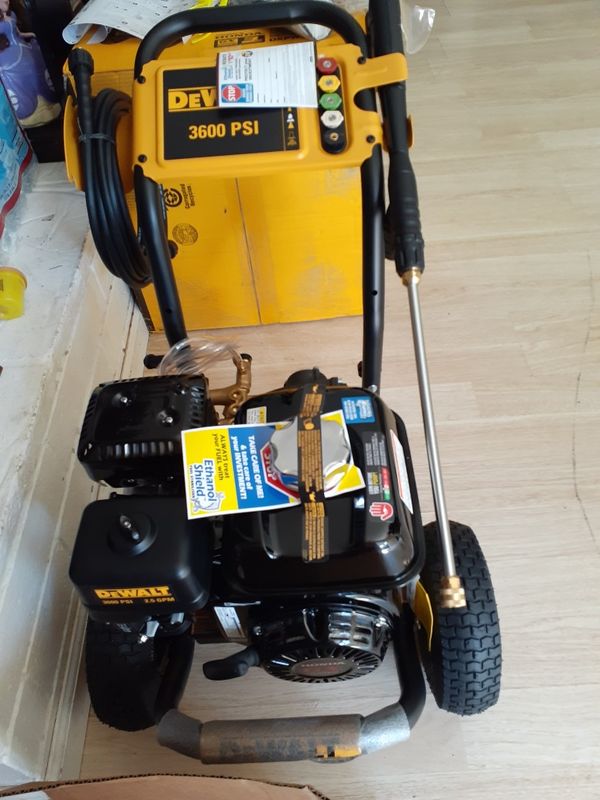 DEWALT 3600 PSI at 2.5 GPM HONDA GX200 with AAA Triplex Pump Cold Water