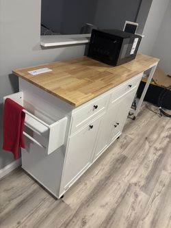 Kitchen rolling island
