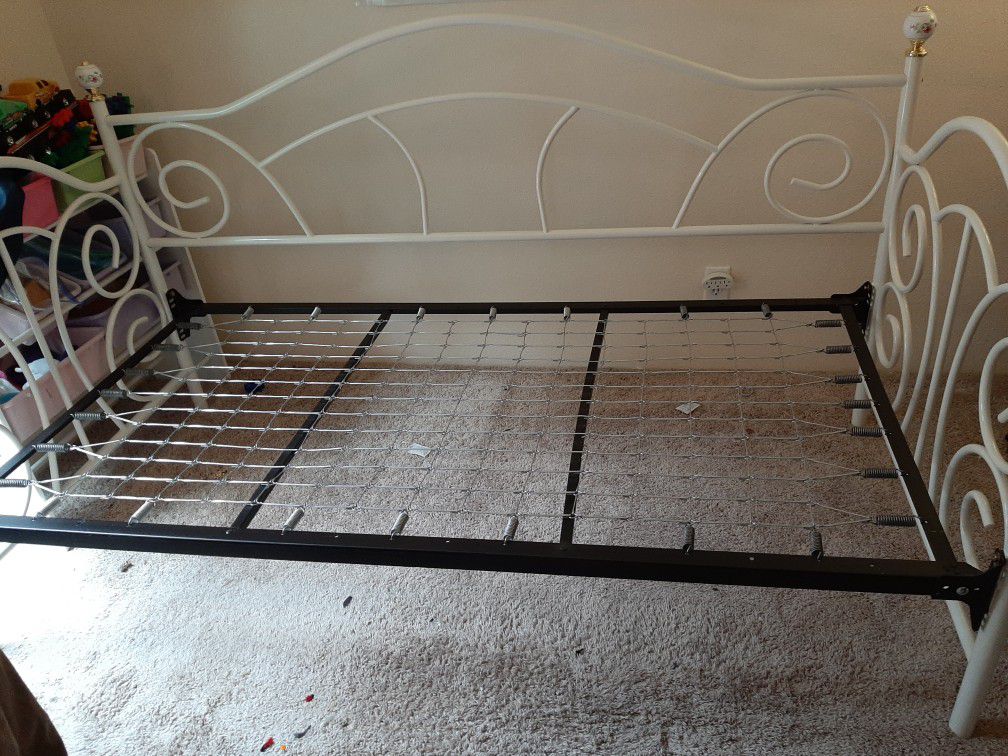 White metal day bed