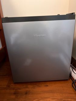 Like New Mini Fridge (Hisense 1.6 cu ft) – Clean & Works Perfect – $100
