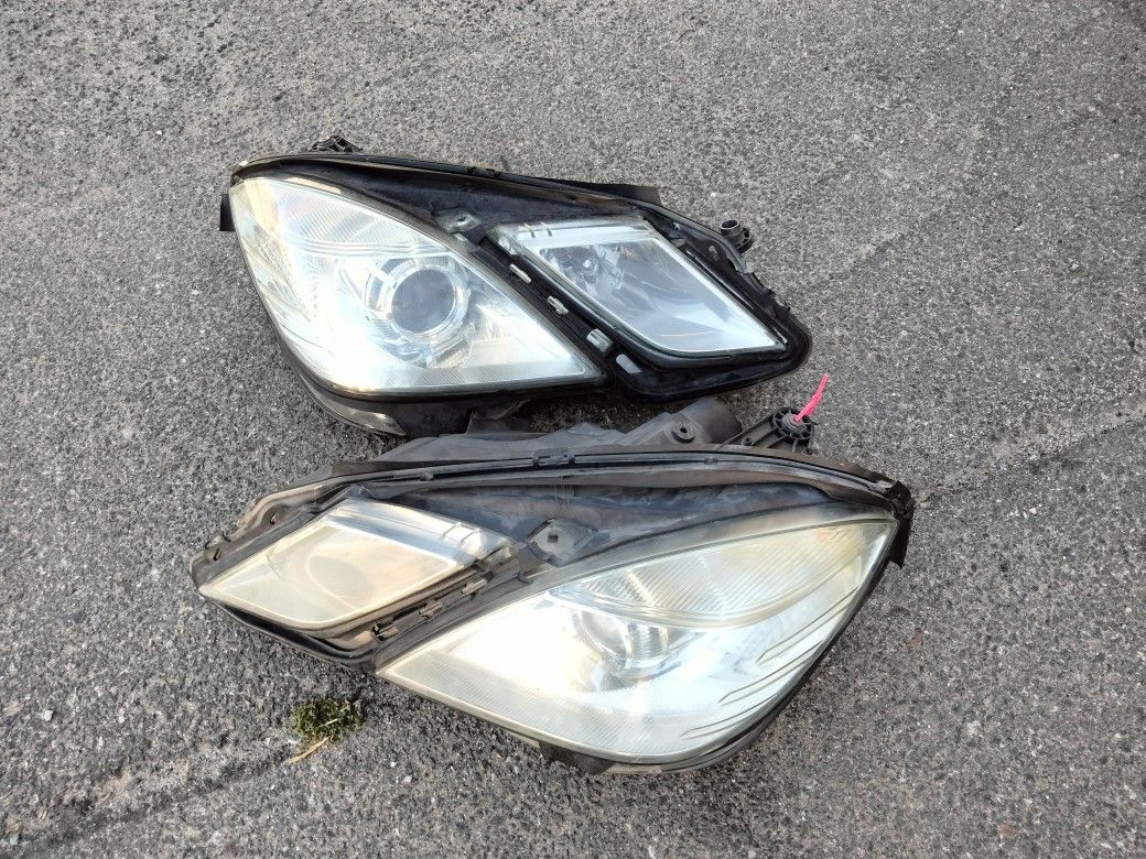 2010-2012 Mercedes E Class Sedan Headlights ( Halogen Bulbs) With Light Bulb And Accessories OEM.