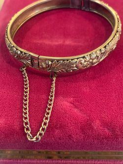 Victorian gold tone bracelet in great condition
