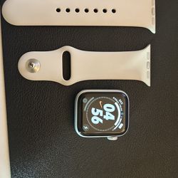 Apple Watch SE Silver With New Band 