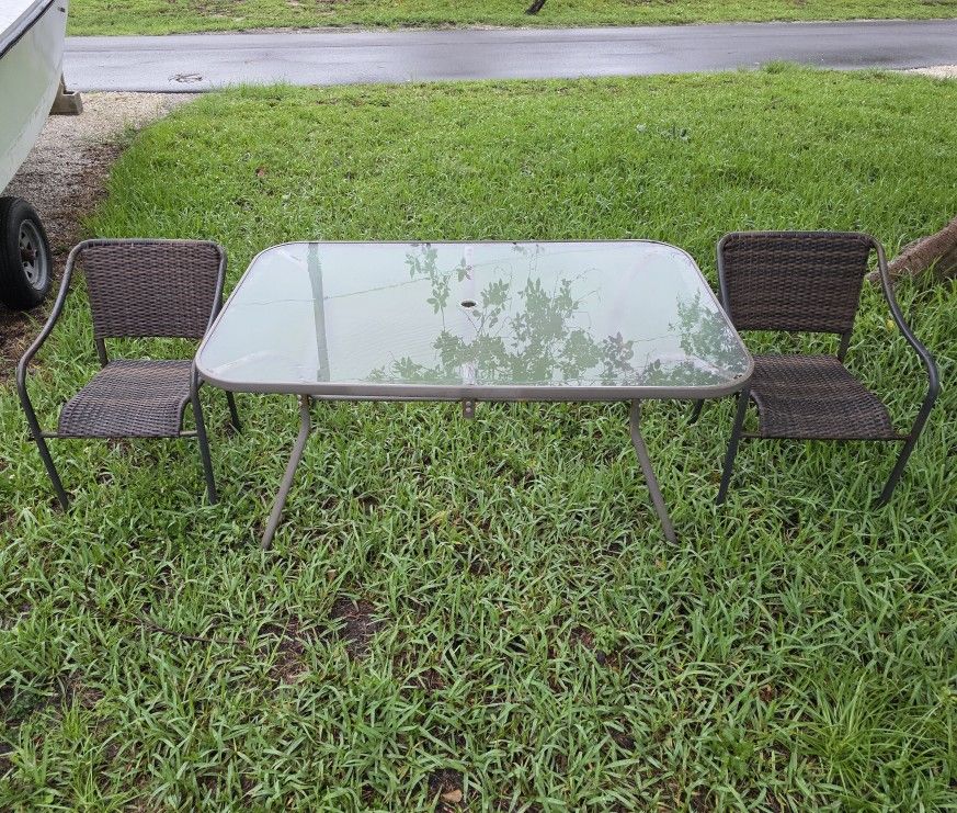 TABLE / CHAIRS - Outdoor Furniture Patio Yard Glasstop Tables / Chair Set