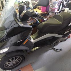 2010, Piaggio MP3 Scooter 250cc, Only 10,5K Miles on It.