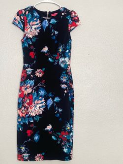Betsey Johnson Floral Sheath Dress Size 2 so pretty