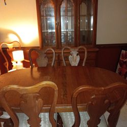 China Hut And Dining Table 