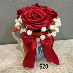 tazas de barro con flores eternas 