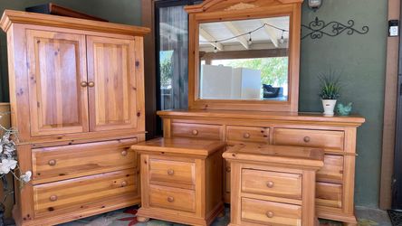 Gorgeous Brohills pino wood set