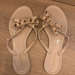 Nude sandals (size 4)