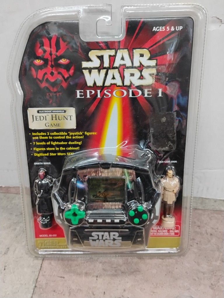 Star Wars Episode I Electronic Handheld Jedi Hunt Game w/ 2 Collectible Figures