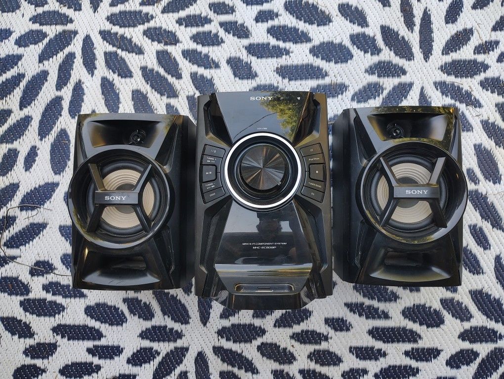 Sony CD And I iPod Dock Stereo With Speakers.