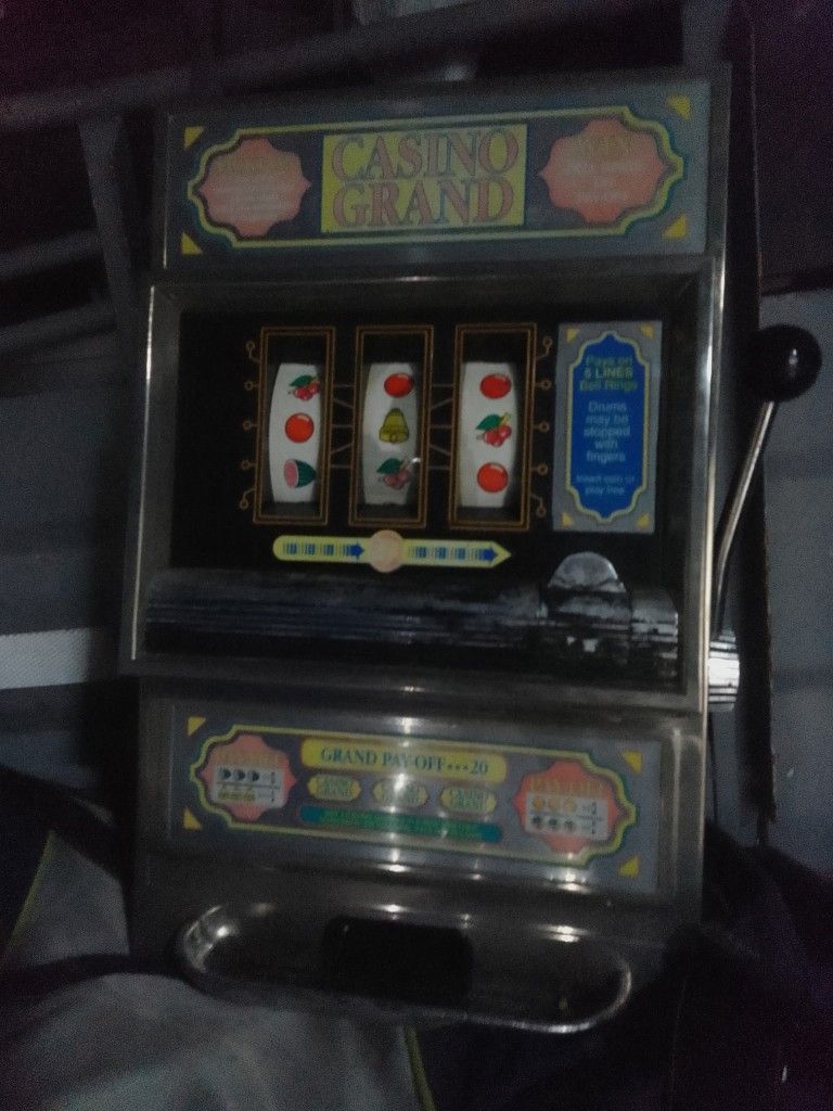 25€- Fully Functional 24inch Slot Machine. Electronic Plus In-Or Battery/6 - D Batteries