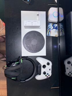 Xbox Series S Bundle 512GB + Controller + Xbox Headset + Rechargeable Battery Dock - Ready to Play