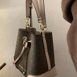 Micheal Kors Mercer Gallery Small Bucket Bag