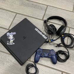 Black Play Station 4  slim