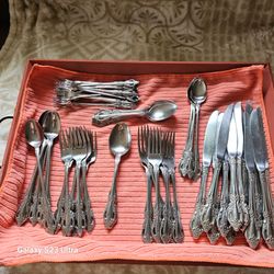 VINTAGE ONEIDA DISTINCTION DELUXE Silver Flatware Set with Floral Handles