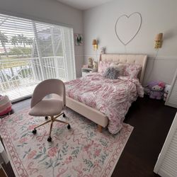 Full Bed / Full Mattress/ Carpet/ Desk Chair