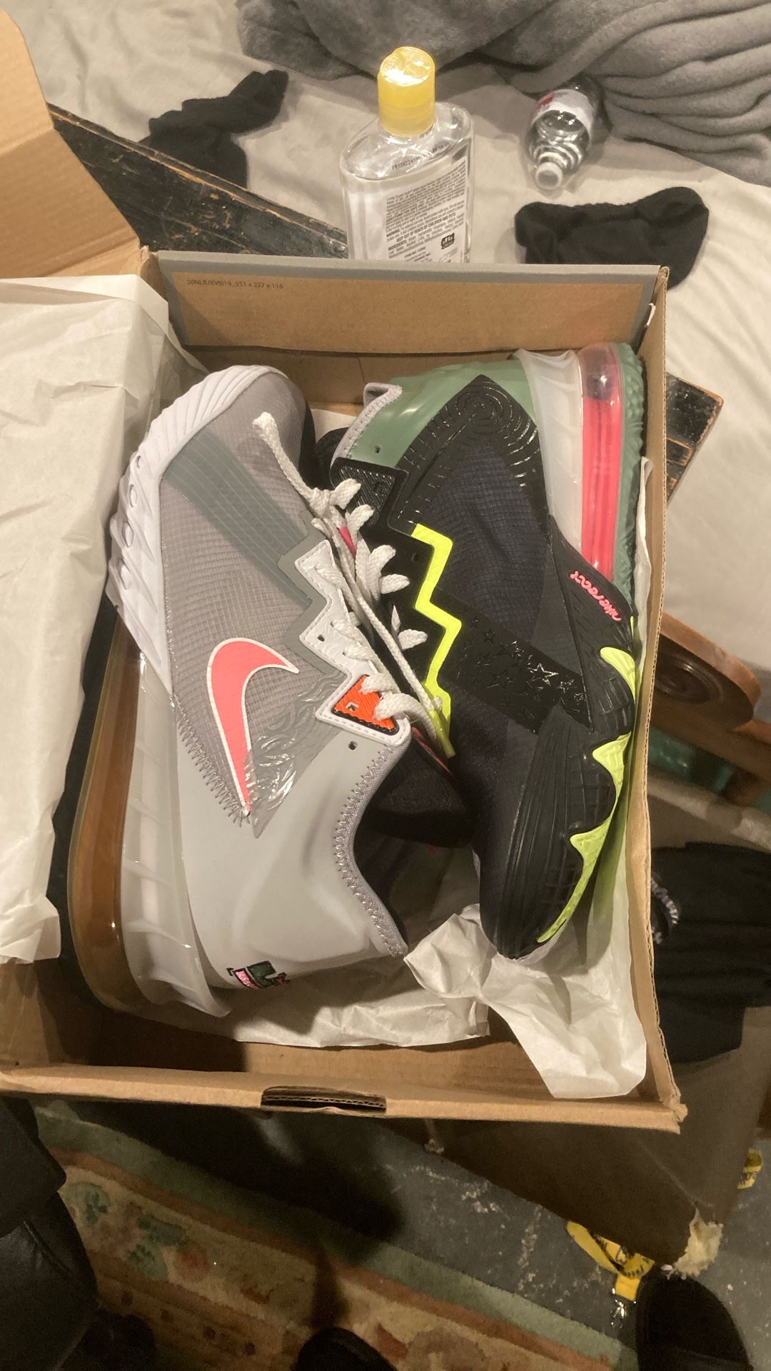 Lebron 18 low bugs x space jam x marvin Size 9 US