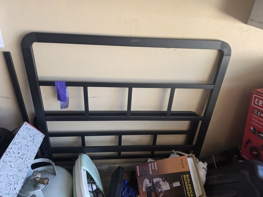 TWIN SIZE METAL BED FRAME