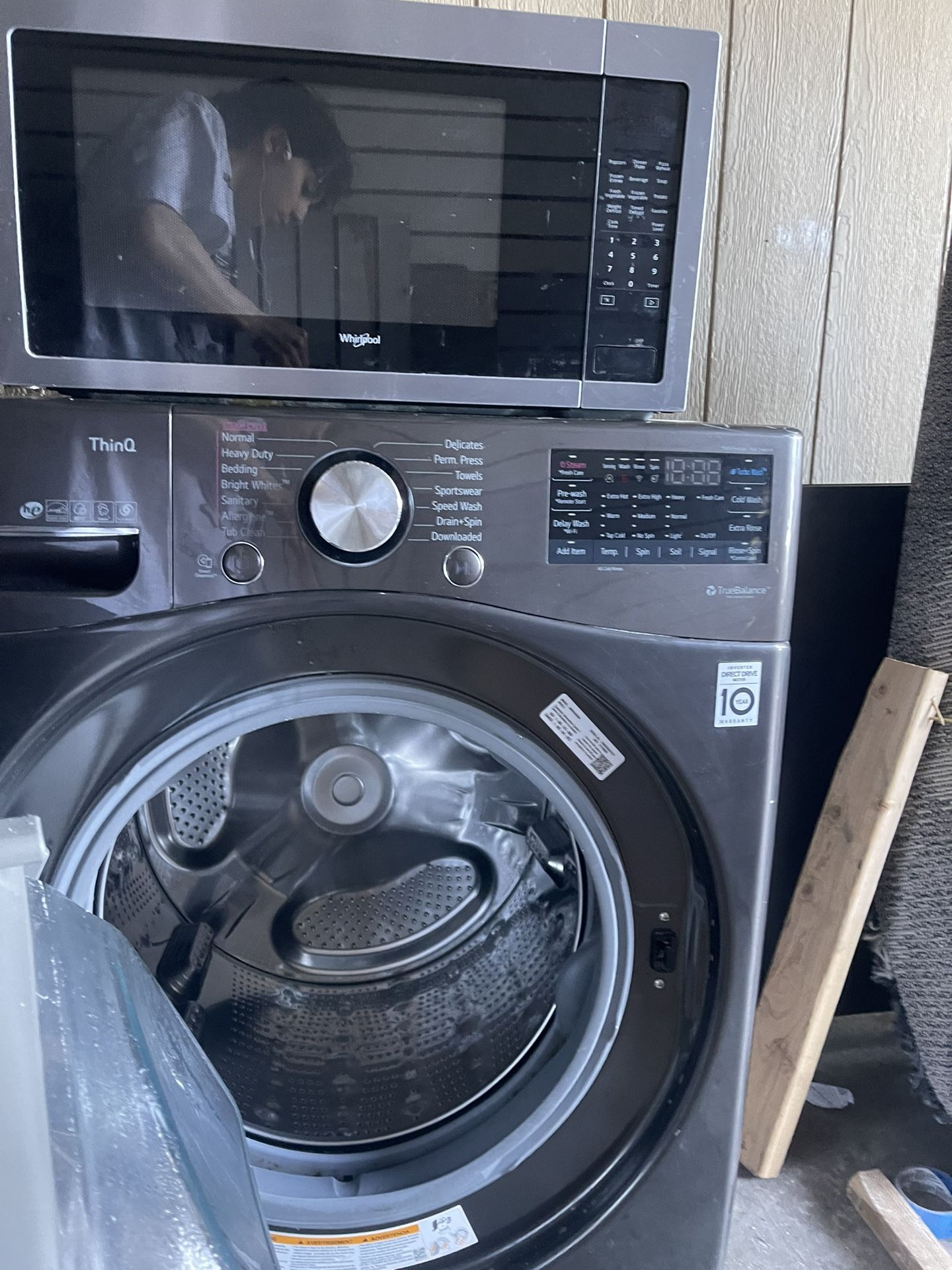 2 dryers 1 Washer 1 Microwave