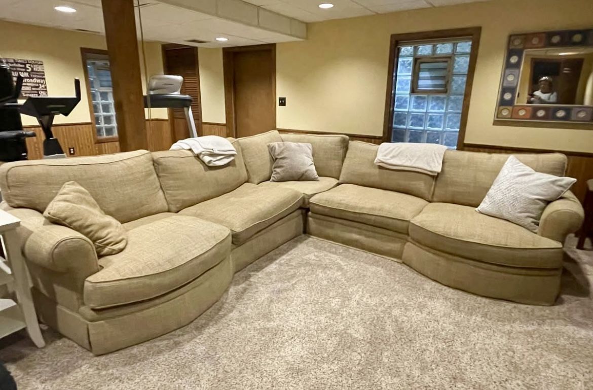 HUGE Sectional Sofa Couch - Double Cuddle Chaise - 3pcs - Cleaned - Comfy - Delivery Available