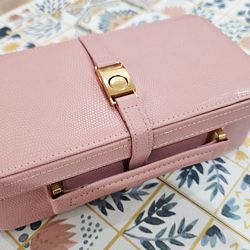 Good condition accessories/jewelry case with handle and magnetic closure.