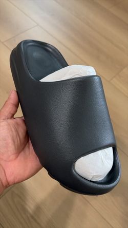 YEEZY SLIDES(READ DESCRIPTION)