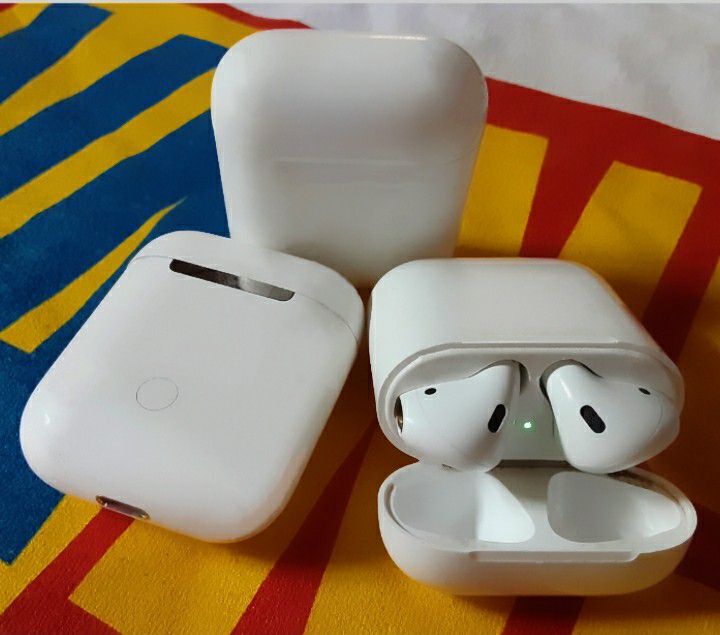 Pair Of Apple Airpods & 2 Extra Charging Case's