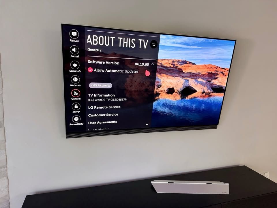 LG OLED 65" 4K Smart TV + Wall Mount