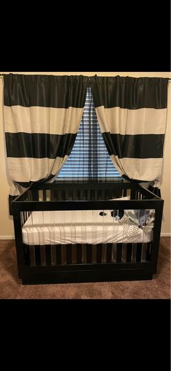 Crib transitions to toddler bed