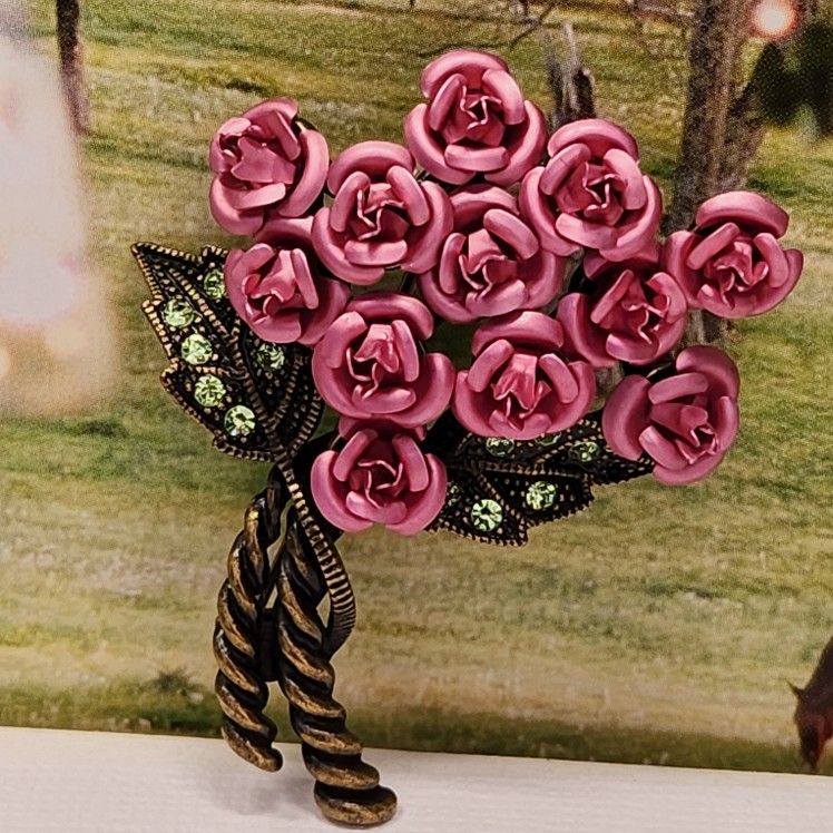 #2443, SIGNED AVON STUNNING BROOCH, VINTAGE BOUQUET OF ROSES, RHINESTONES