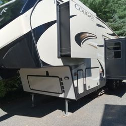 2019 Keystone Cougar 29RDB 5th Wheel Camping Trailer