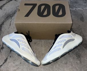 Yeezy 700 “Azael” 🦷
