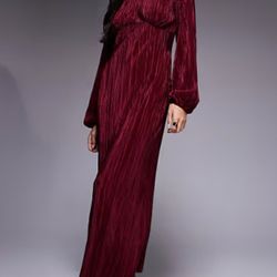 $98 NEW 💋🎀🌸✨️TAYLOR Burgundy pleated maxi DRESS w/long sleeves and a smocked waist. Size 4 (Stretchable)-$98💋🎀🌸✨️
