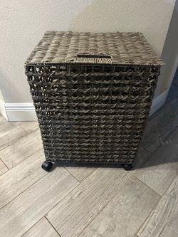 Rolling laundry hamper
