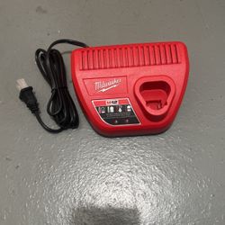 Milwaukee 12 V Charger