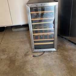 Mini wine refrigerator 