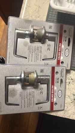 Light duty commercial keyed entry door handle