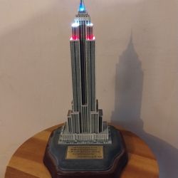 LIGHTED EMPIRE STATE BUILDING Replica (Danbury Mint)