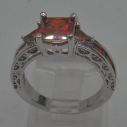 1OKT WHITE GOLD 4.1 GRAMS RING SIZE 7 W ORANGE COLORED AMBER STONES. 884671-1. 